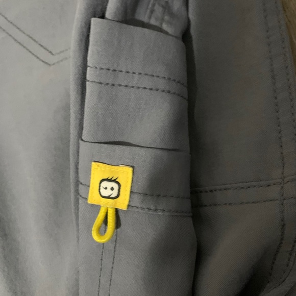 Gray wonder wink scrubs - Picture 2 of 3